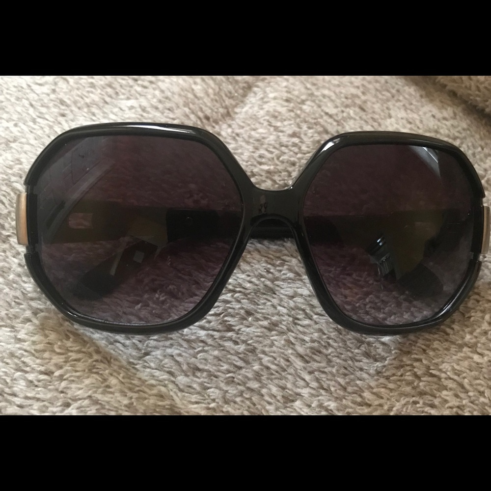 Black round sunglasses